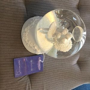 Dept 56 Silhouette Treasures. Christmas Musical Snowglobe